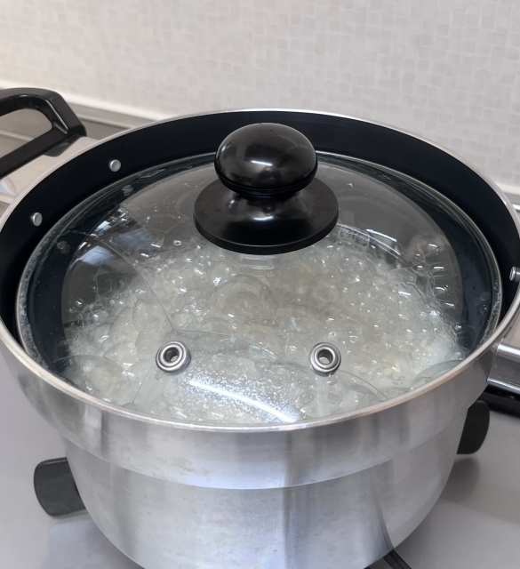 鍋で米を炊く