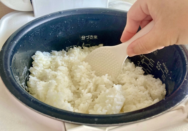 炊飯器で炊いた米