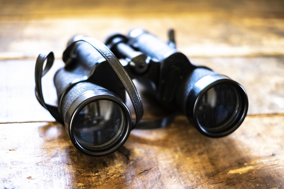 双眼鏡と望遠鏡の仕組みの違いを解説