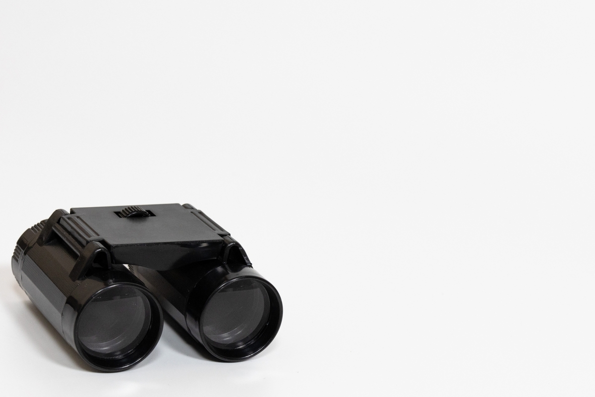旅行やアウトドアで使うなら「双眼鏡」