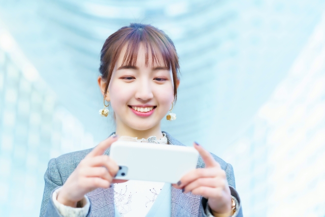 スマホで動画を楽しむ女性