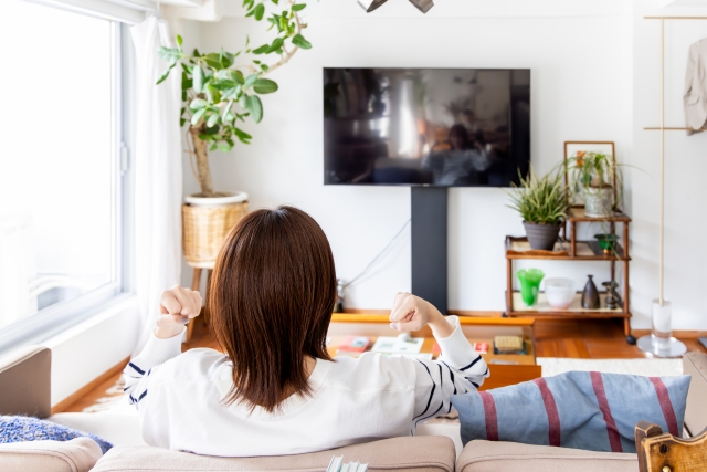テレビを観る女性