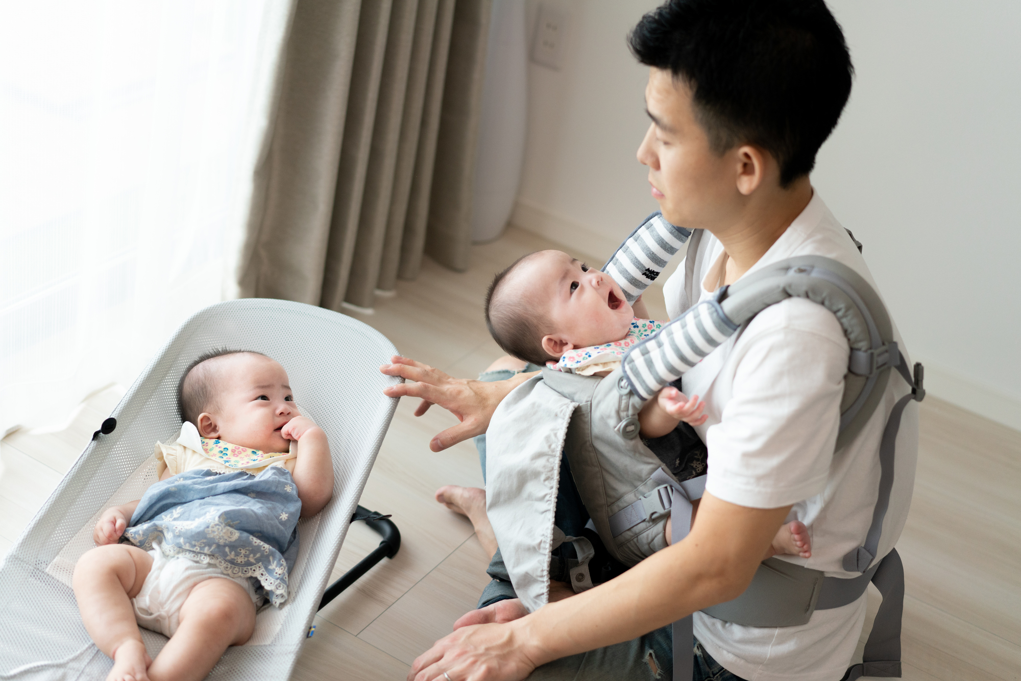 バウンサーに座る赤ちゃんのイメージ