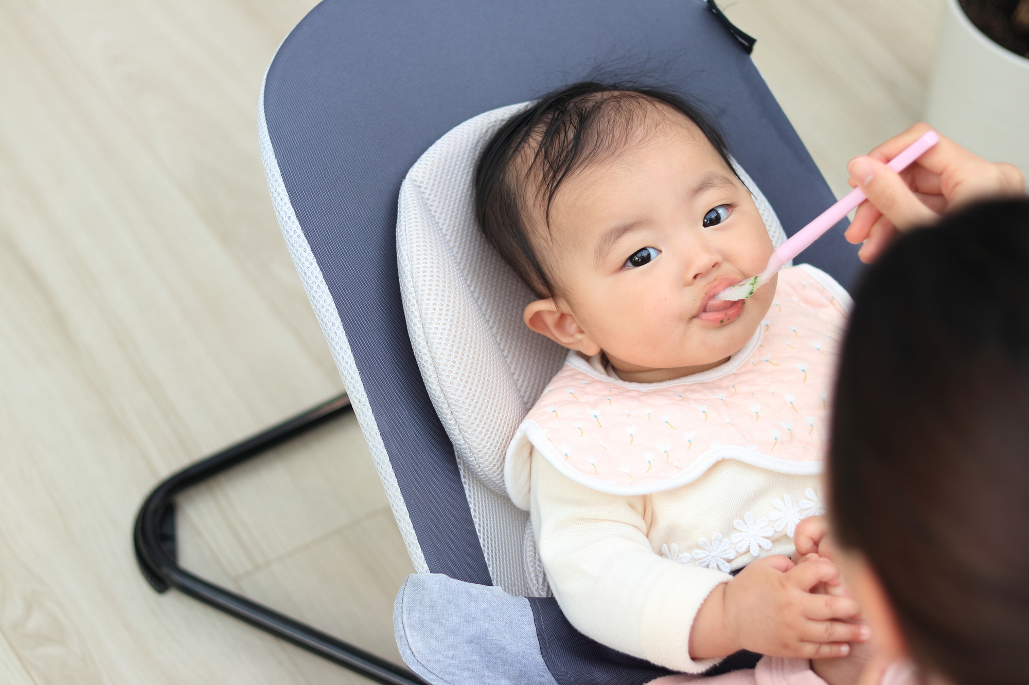 バウンサーで離乳食を食べる赤ちゃん