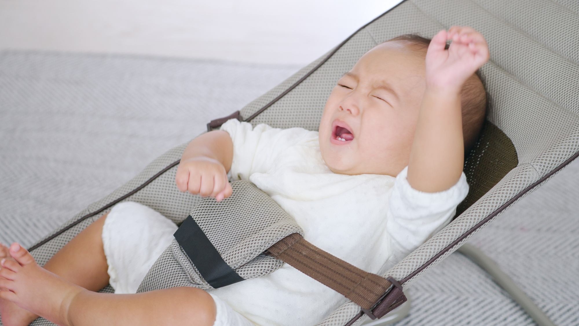 バウンサーにのる赤ちゃん