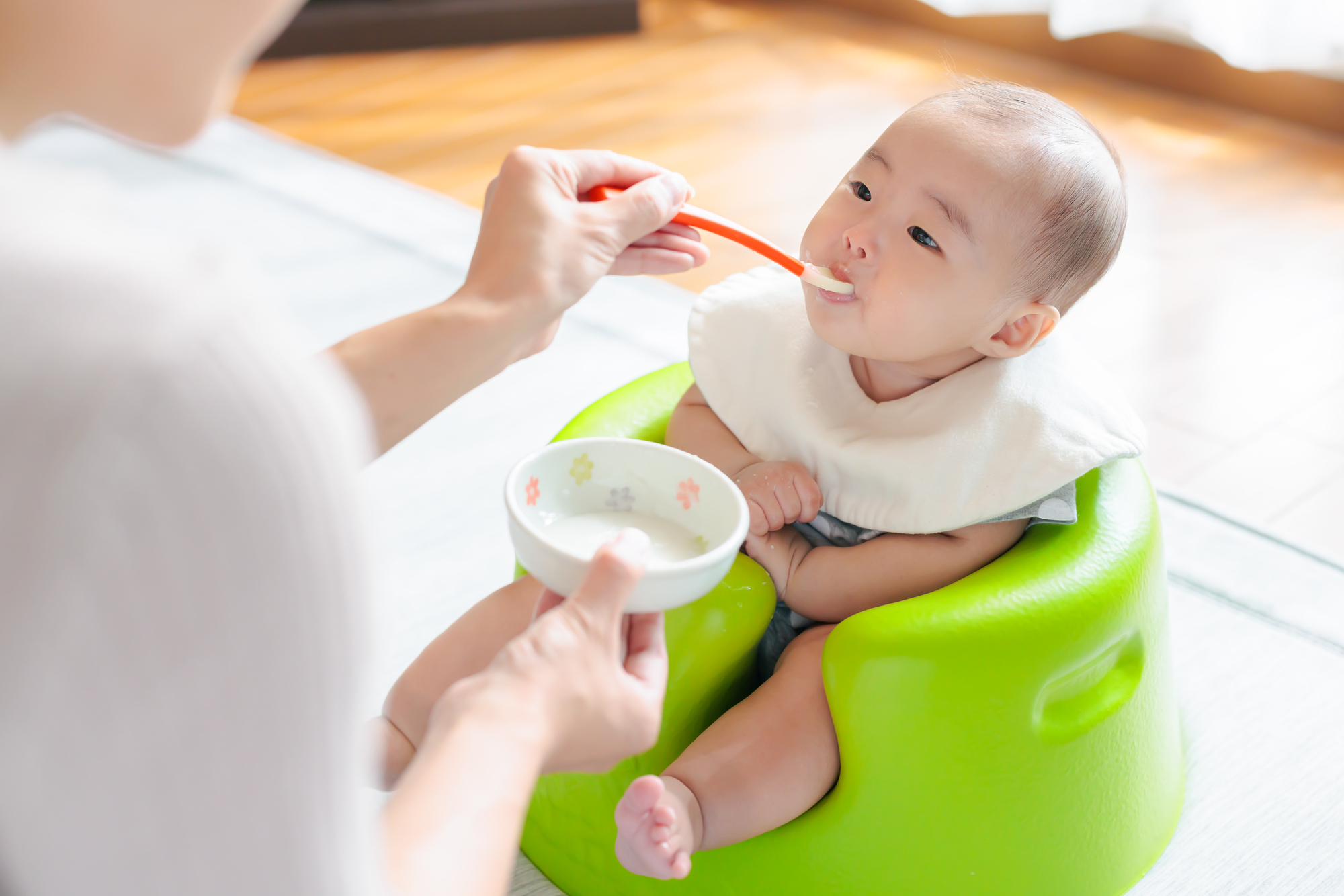 バウンサー卒業のタイミングを考える赤ちゃんのイメージ