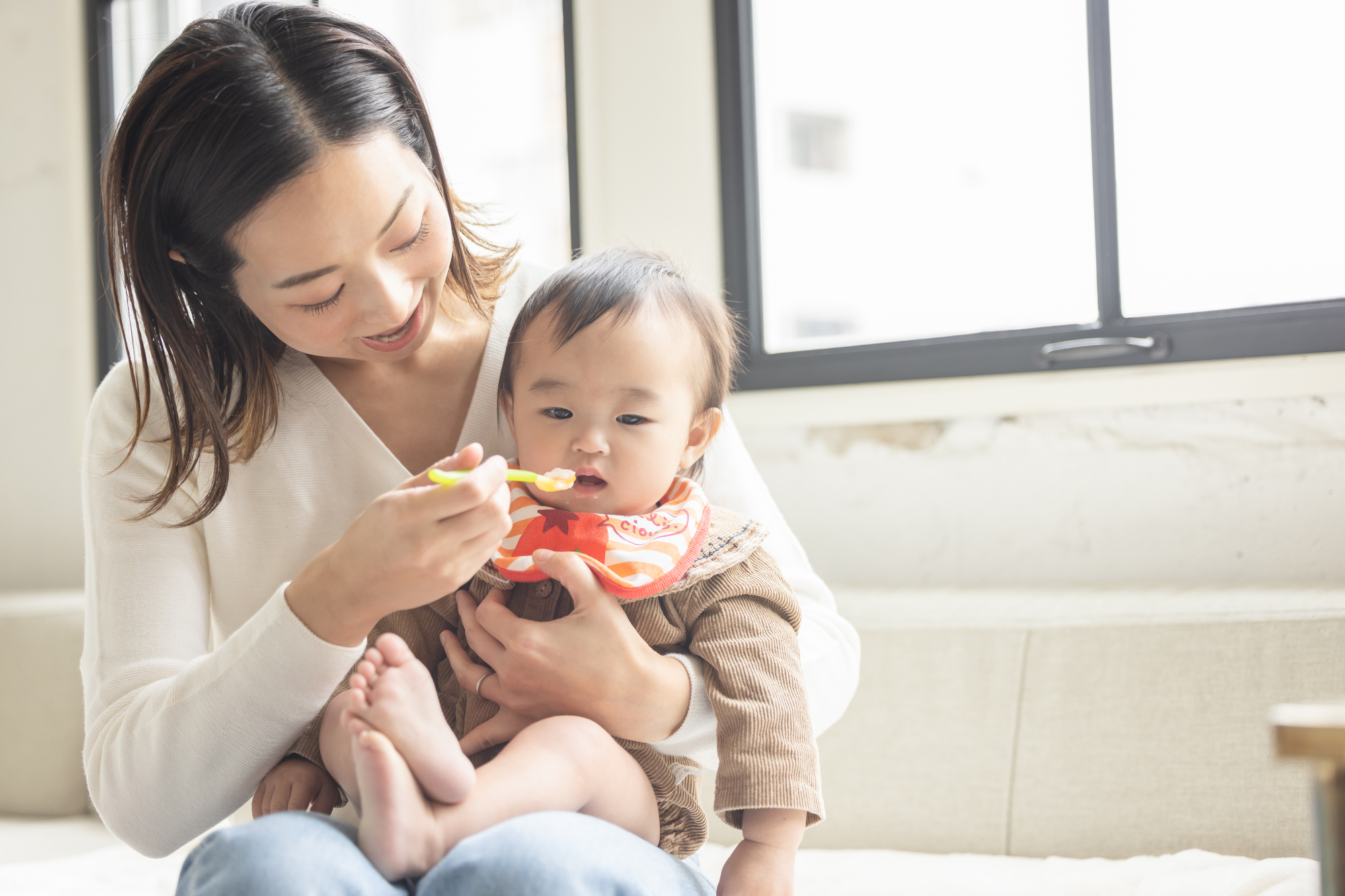 赤ちゃんに離乳食を食べさせるイメージ