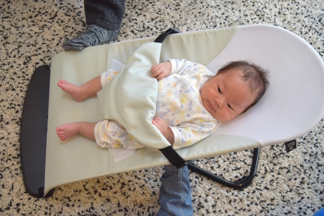 バウンサーで寝る赤ちゃん