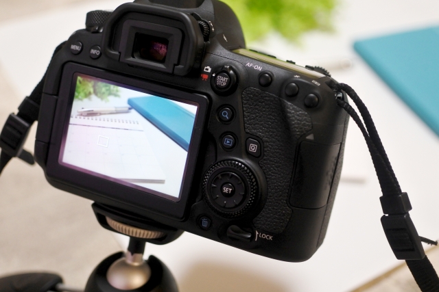 撮影中の一眼レフカメラ