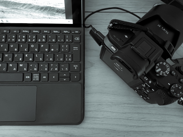 データ転送中の一眼レフカメラ