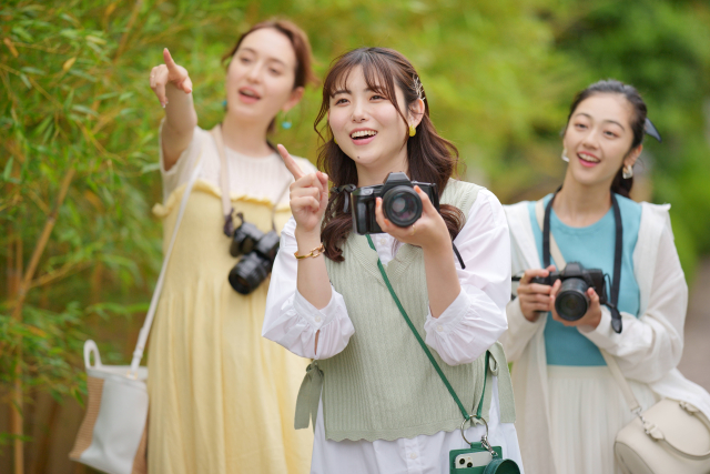 カメラを楽しむ女性