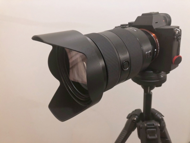 三脚にのったミラーレスカメラ