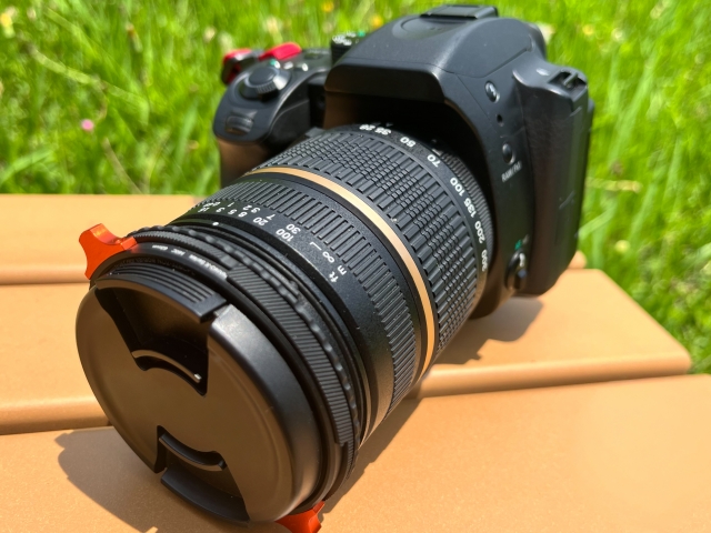 重そうな一眼レフ