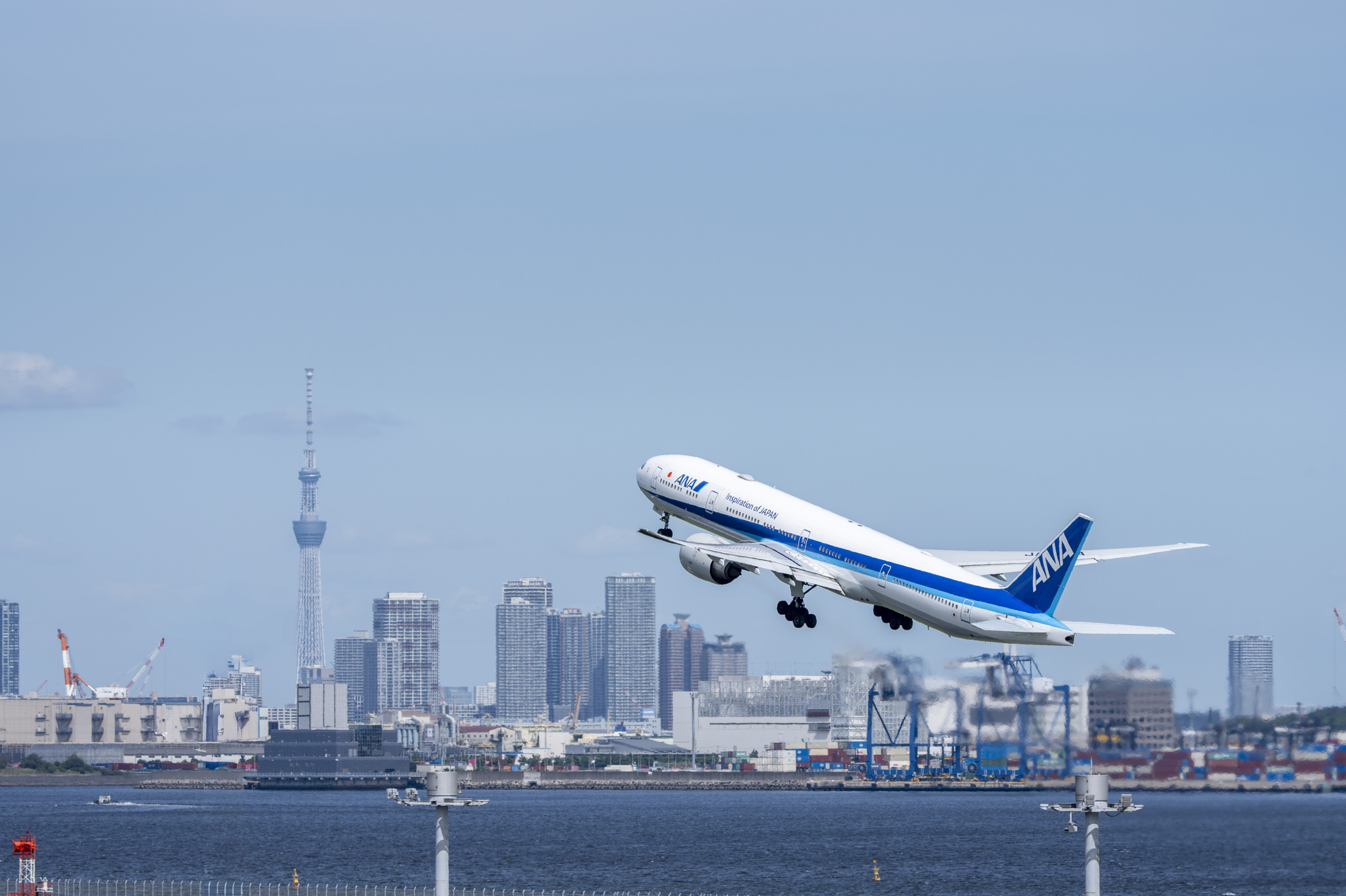 飛行機での子連れ帰省のイメージ