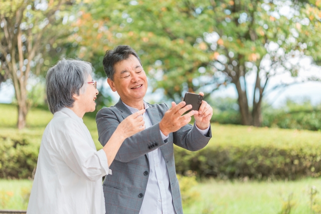 スマホの写真を楽しむ夫婦