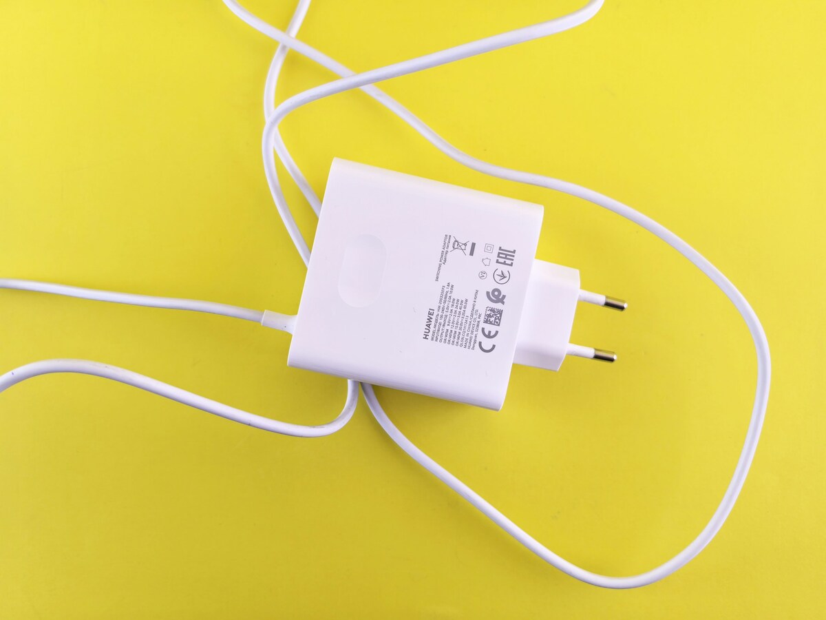 ファン搭載ネッククーラーをこまめに充電するイメージ