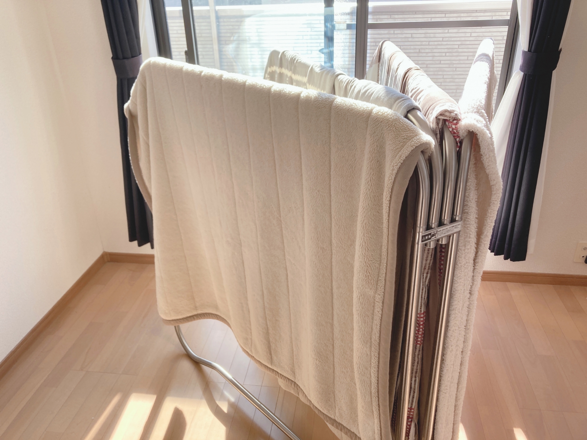 室内用の布団干しスタンドで部屋干しするイメージ