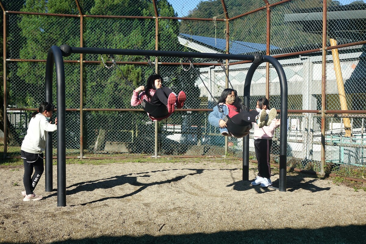 公園遊び中の子どものネッククーラー首絞めリスクのイメージ