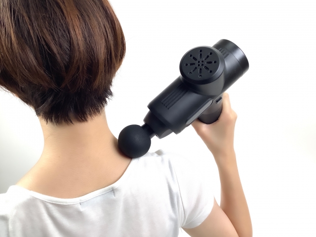 マッサージガンを肩に当てて利用