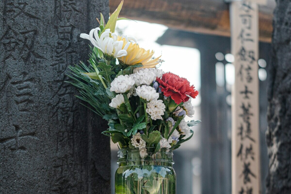 お墓に備えてある花