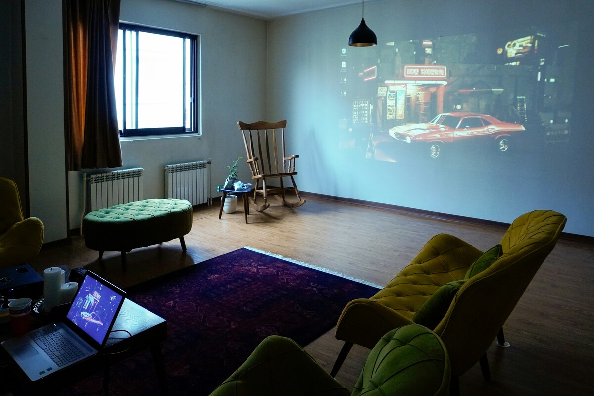 デメリット①：暗い部屋が必要で日中の「ながら見」には不向き
