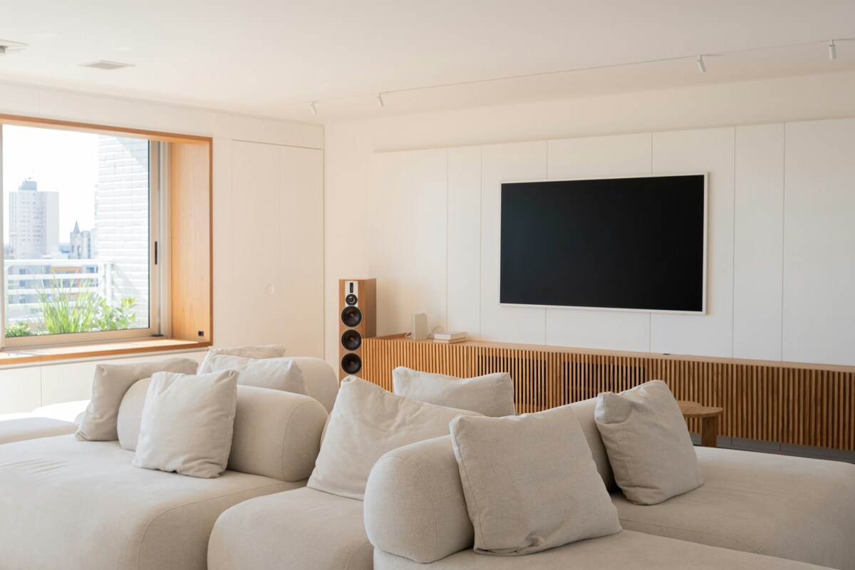 プロジェクターとテレビを5年間のトータルコストで比較