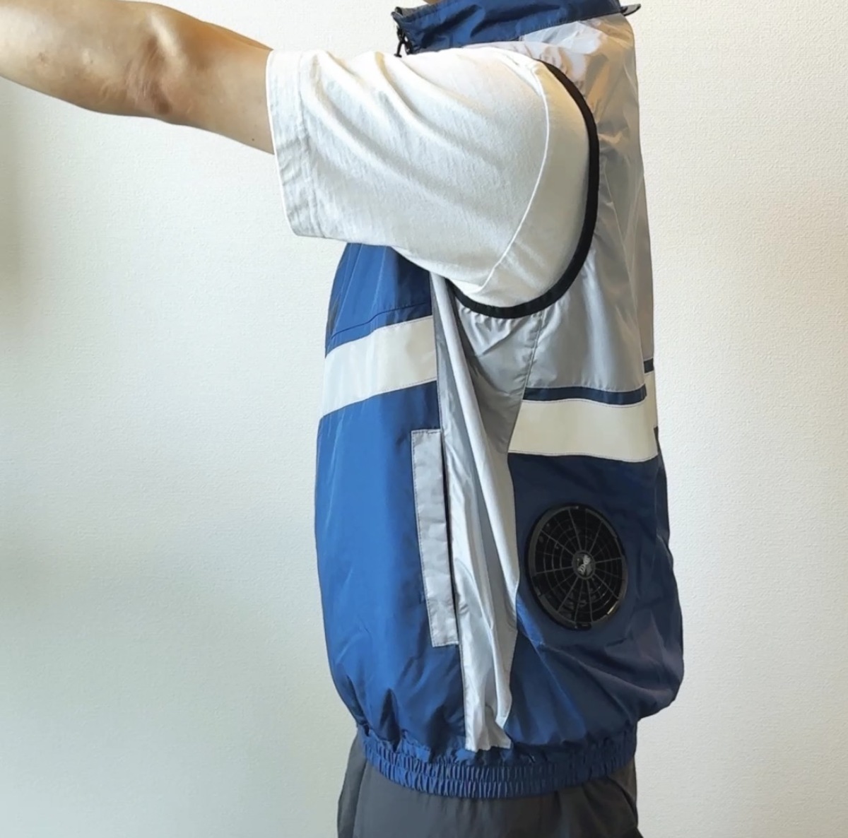 ワンサイズ大きめの空調服Lサイズで風が回る様子
