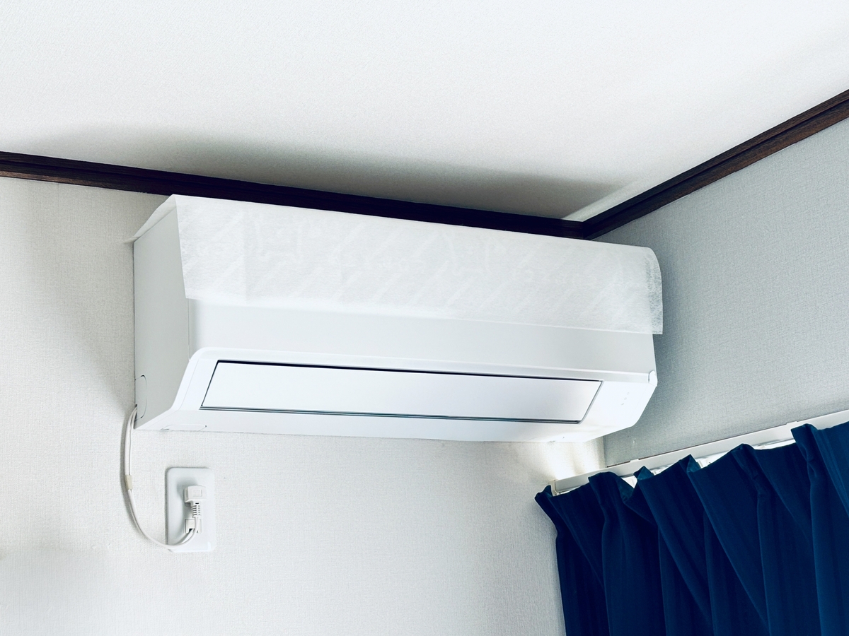 エアコンが届かない倉庫で空調服を着用するイメージ