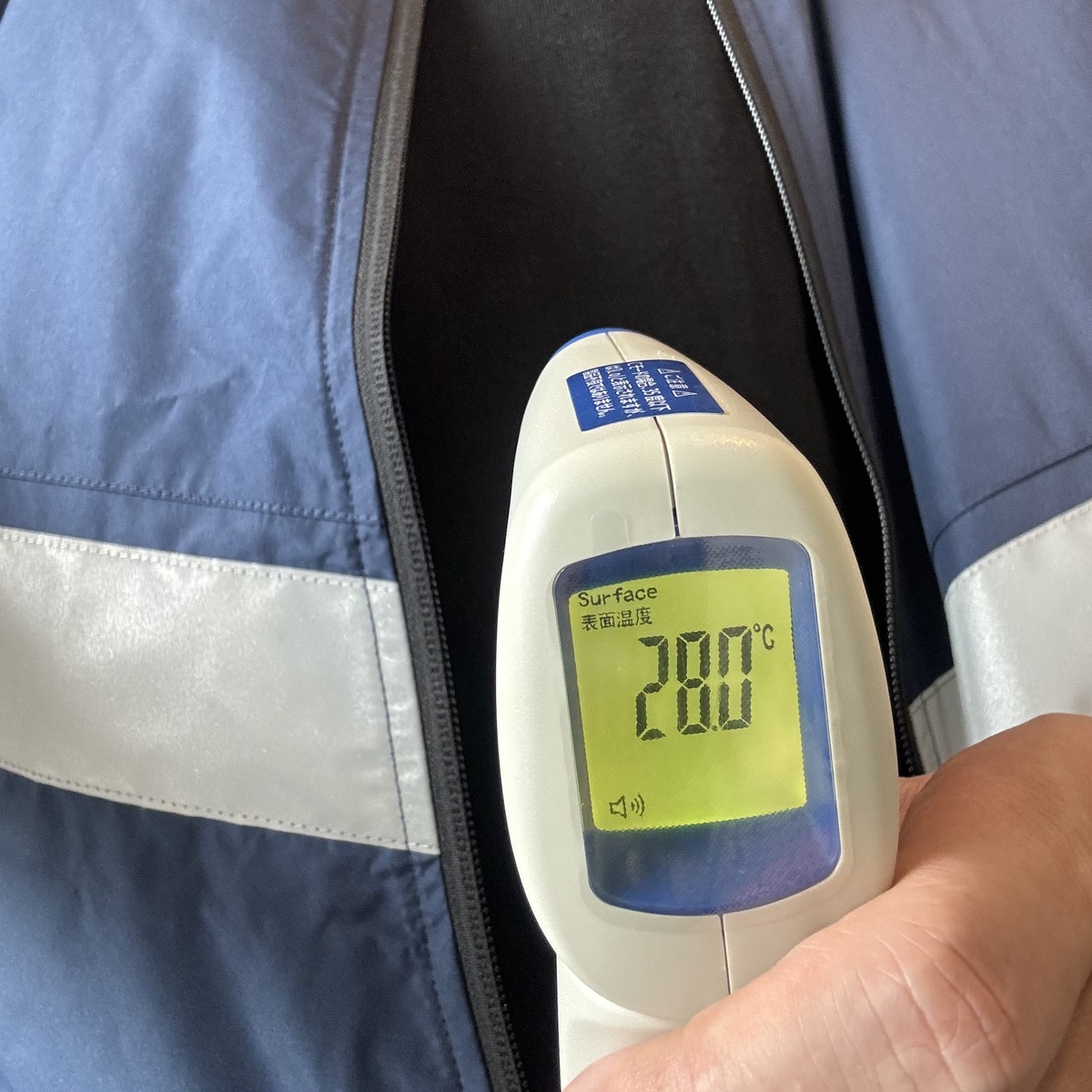 空調服着用前後の服の表面温度を測定した様子