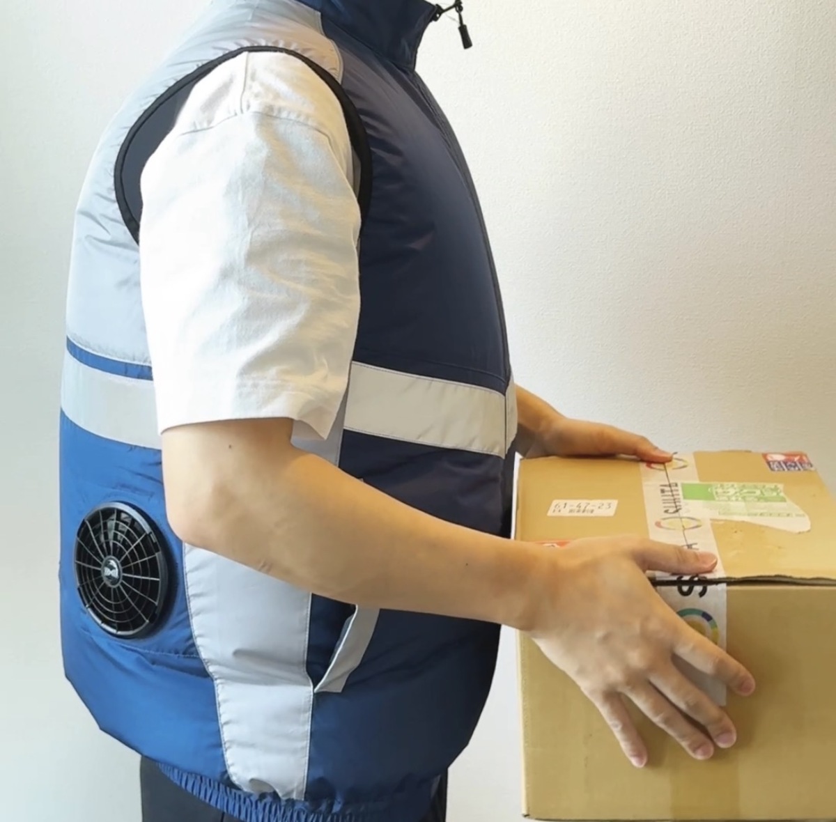 空調服のサイズ感や膨らみを試着で確認