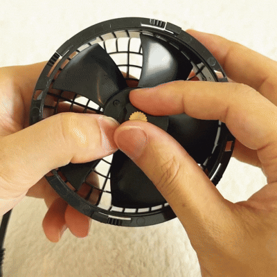 空調服のファンを工具不要で取り外す様子