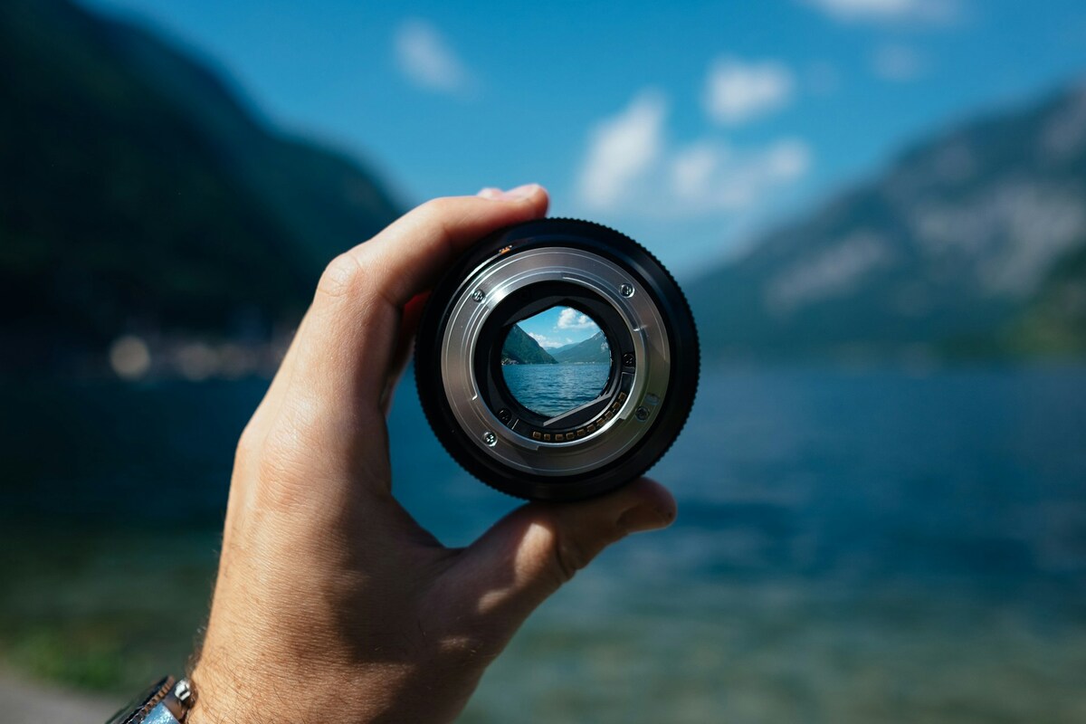 カメラで背景をぼかした写真のイメージ