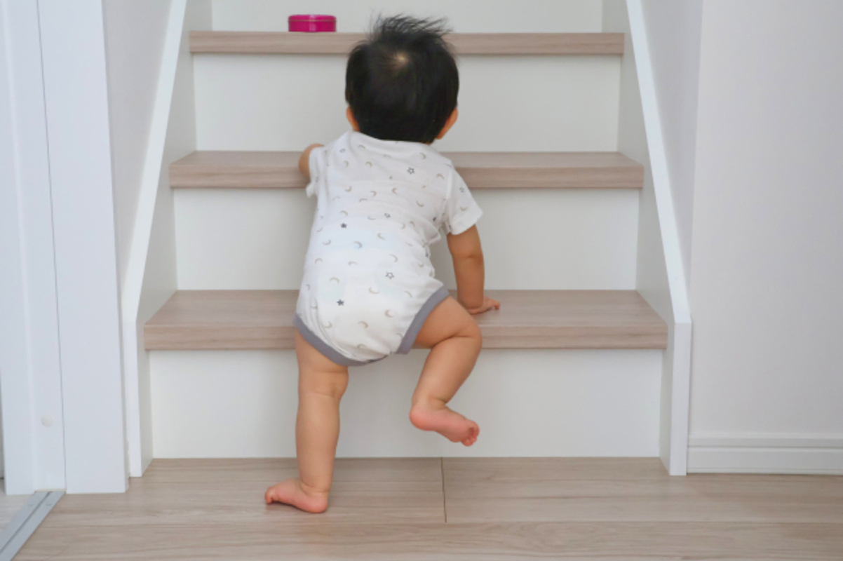 つかまり立ちでベビーベッドを早期卒業する赤ちゃん