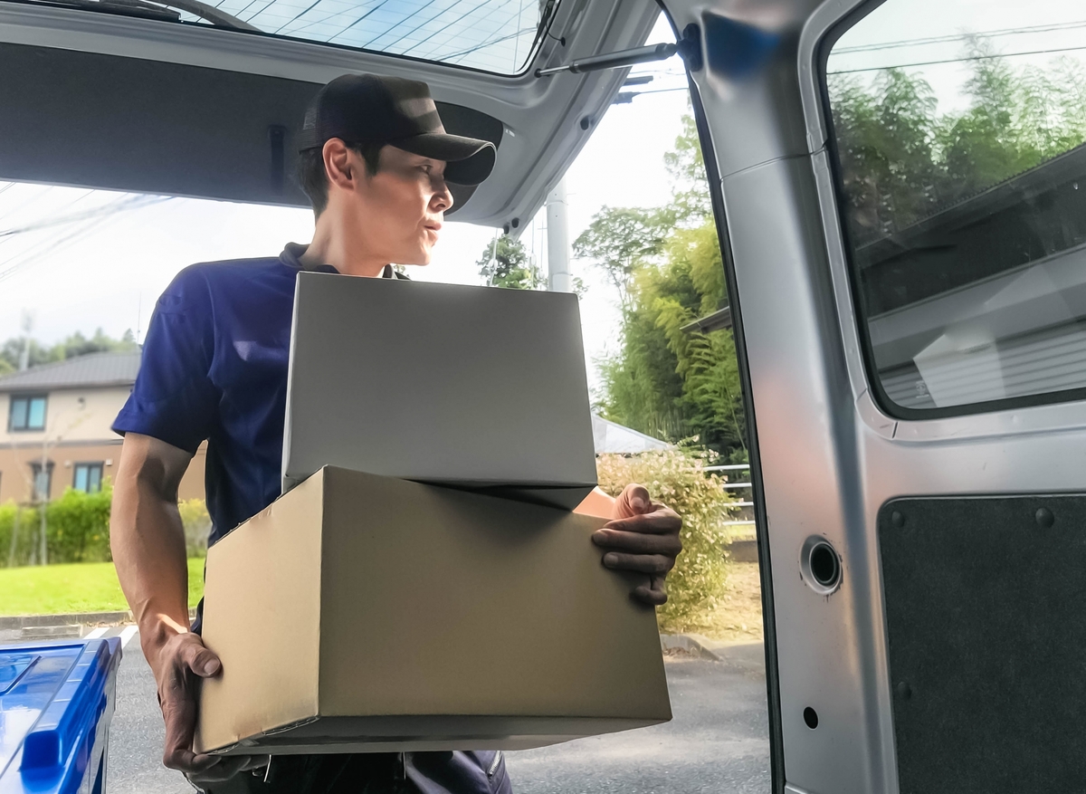 荷物の積み下ろしが多い作業に向く空調服