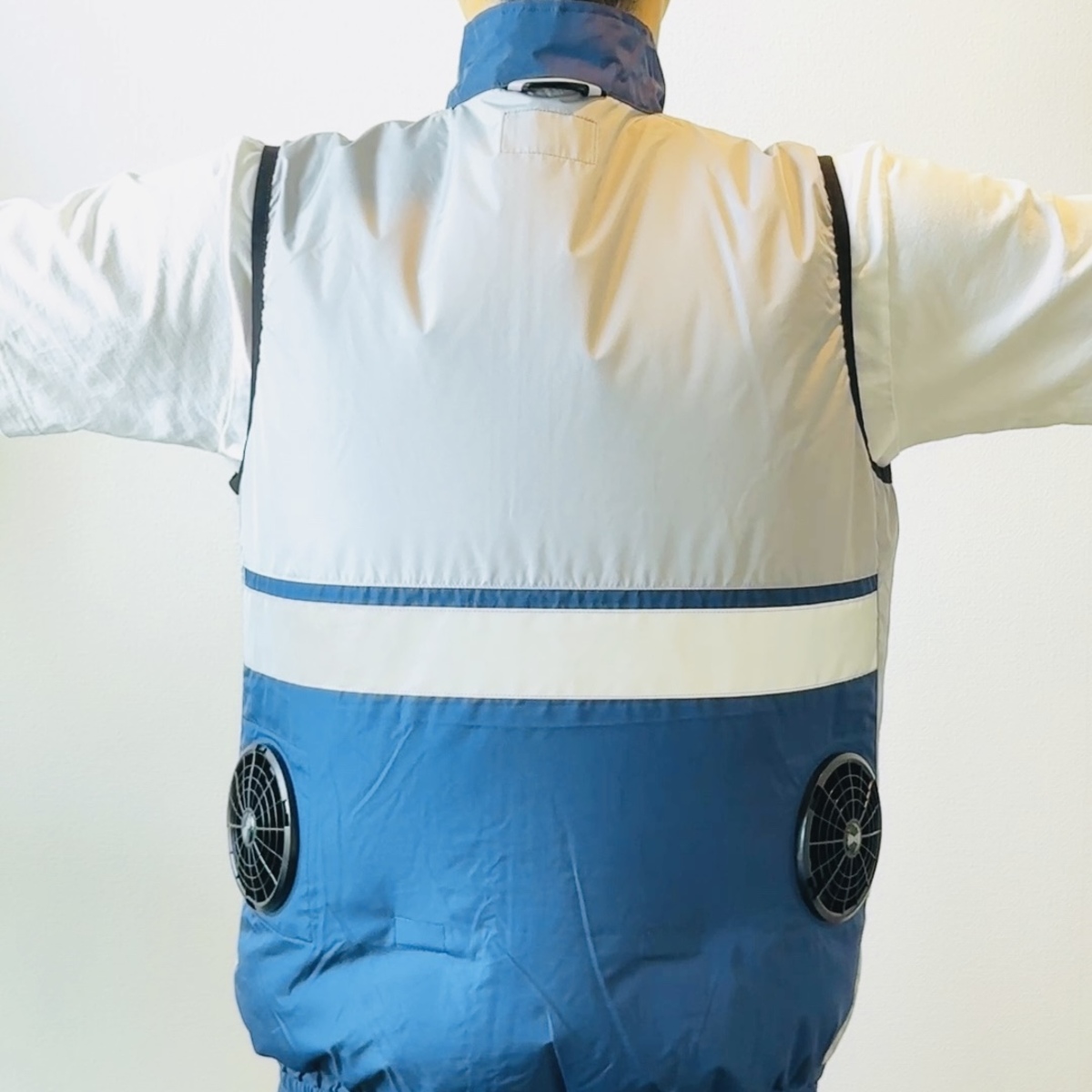 空調服を着て腕を上げた様子