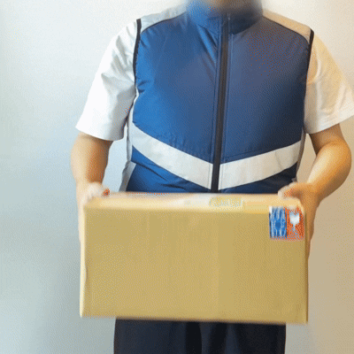 空調服を着て荷物を動かしている様子