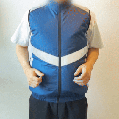 空調服を着て走っている様子