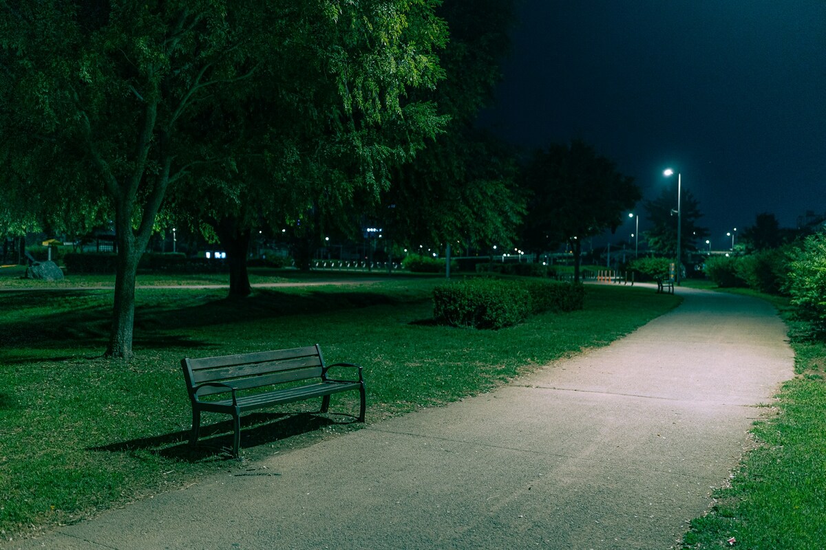 暗い場所でカメラ撮影した夜景のイメージ