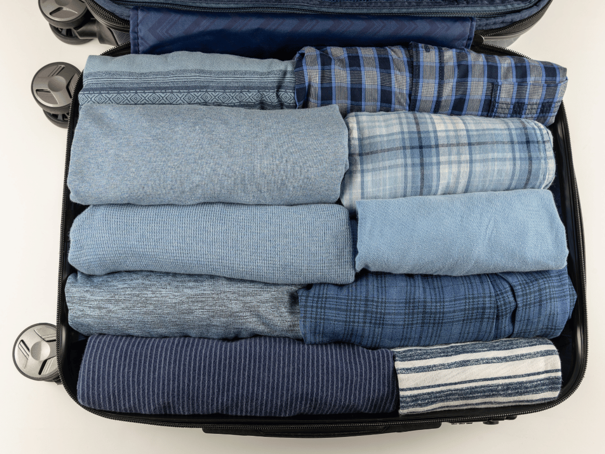 かさばる服は「ロール巻き」で空気を抜く
