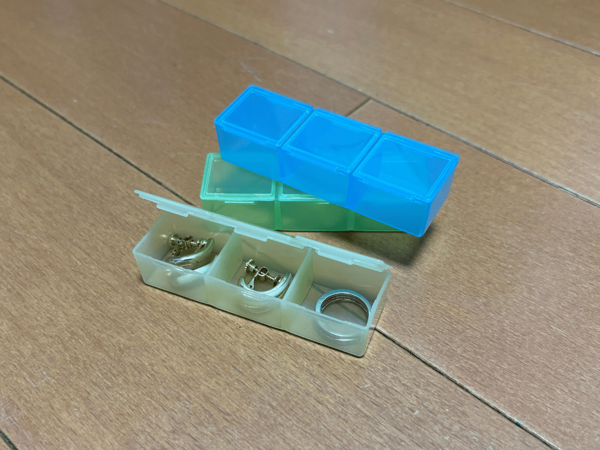 アクセサリーは小型ケースで絡まり防止