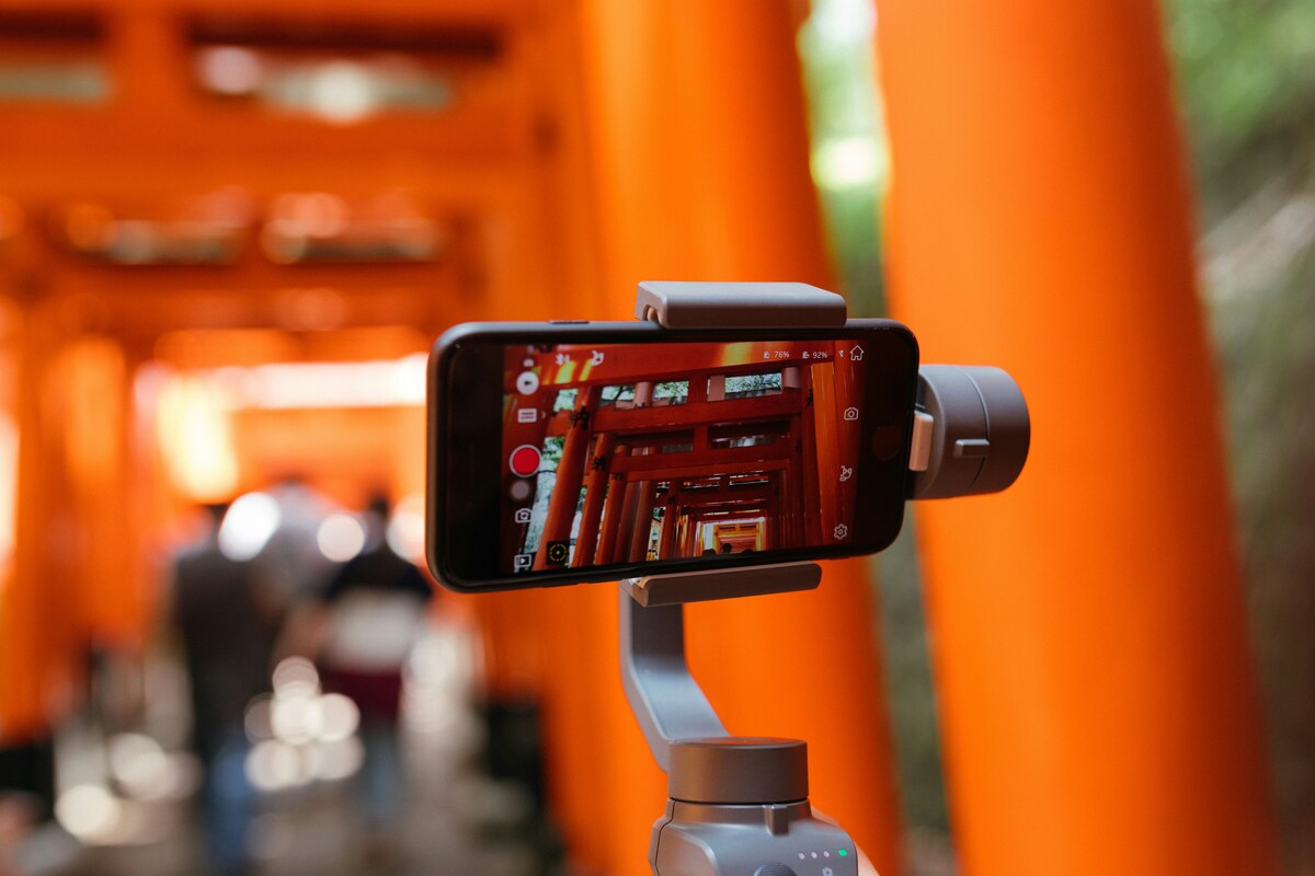 スマホで撮影している様子のイメージ