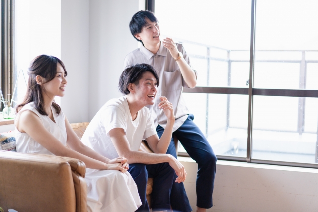 遮光カーテンのある部屋でスポーツ観戦をする様子