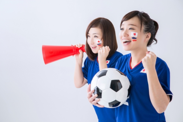 W杯期間だけプロジェクターをレンタルして観戦する様子