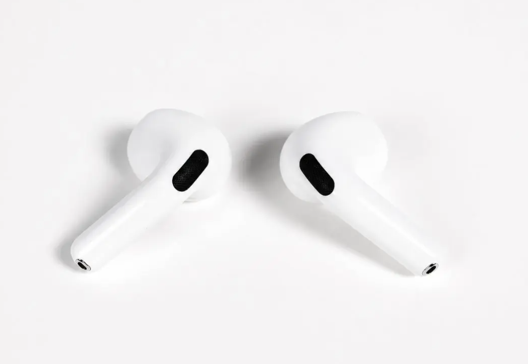 AirPods 4を耳に軽く乗せて装着した様子