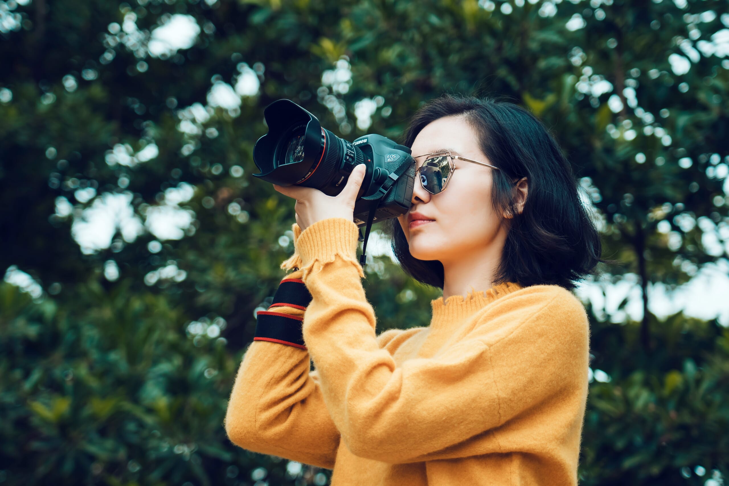 街中でカメラを構える際に周囲の視線が気になる女性