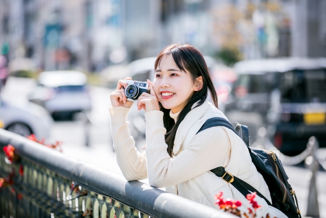 日常や旅の記録を作品として撮影する女性