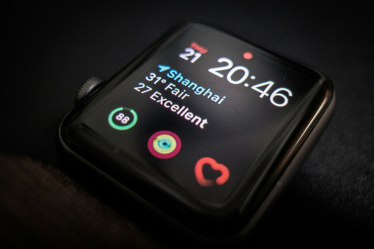 スマートウォッチの測定結果を見ながら体調を気にしている人のイメージ