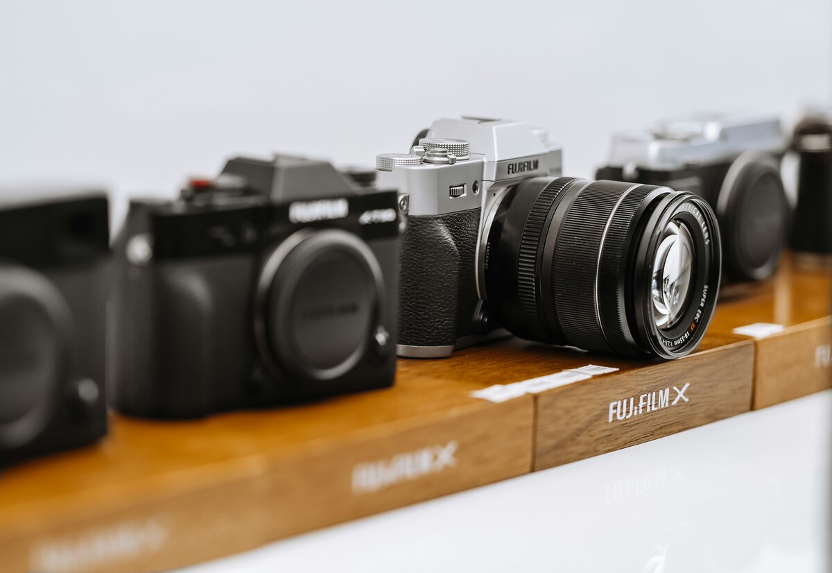 中古カメラの購入先を比較するイメージ