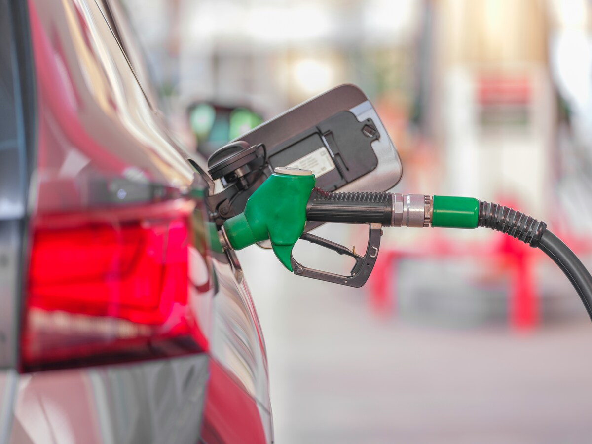 キャンプの交通費・ガソリン代：車へ給油する様子
