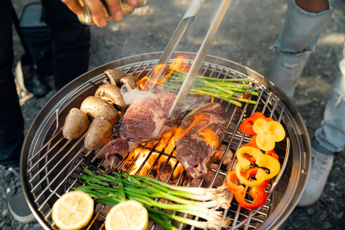キャンプの食材・飲み物代：屋外グリルで料理する様子